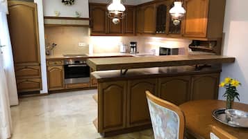 Kühlschrank, Mikrowelle, Ofen, Geschirrspüler