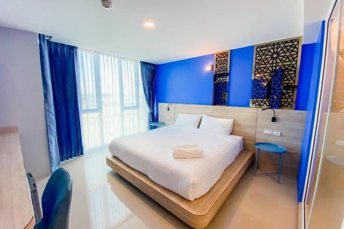 Espacio para trabajar con laptop, cortinas blackout y wifi gratis 
