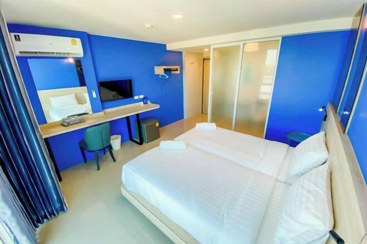Espacio para trabajar con laptop, cortinas blackout y wifi gratis 