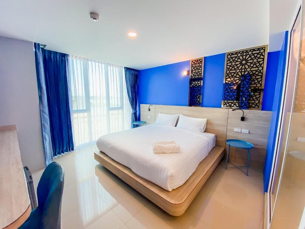 Laptop workspace, blackout drapes, free WiFi, bed sheets