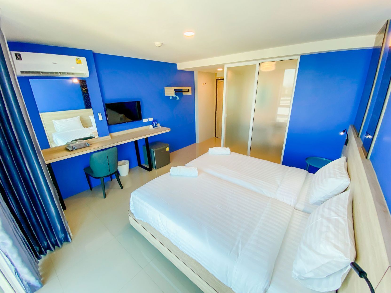 Laptop workspace, blackout drapes, free WiFi, bed sheets