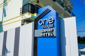 Señal para el Hotel One Budget Airport.