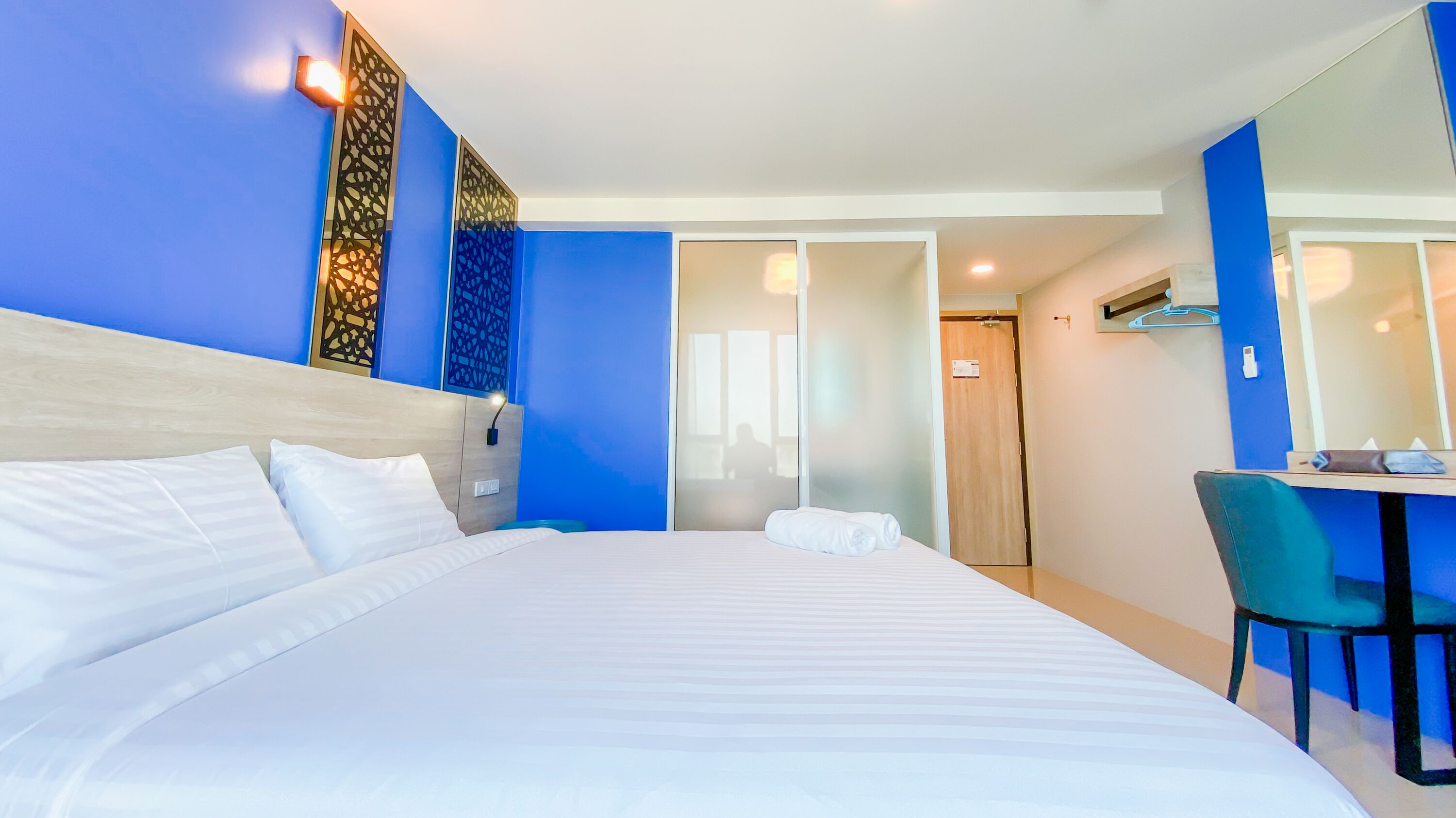 Standard King Bed | Espacio para trabajar con laptop, cortinas blackout y wifi gratis 