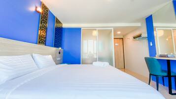 Standard King Bed | Espacio para trabajar con laptop, cortinas blackout y wifi gratis