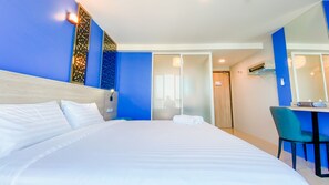 Standard King Bed | Laptop workspace, blackout curtains, free WiFi, bed sheets - One Budget Hotel Chiang Rai Airport (Chiang Rai)