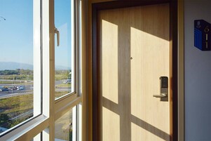 Espacio para trabajar con laptop, cortinas blackout y wifi gratis 