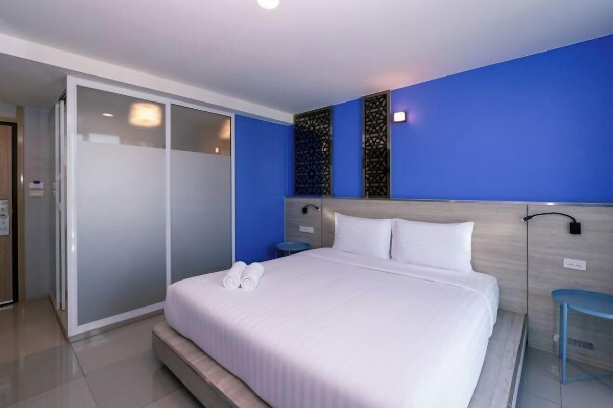 Espacio para trabajar con laptop, cortinas blackout y wifi gratis 