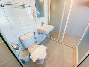 Standard Twin Room | ห้องน้ำ | ฝักบัว, ไดร์เป่าผม, ผ้าเช็ดตัว, สบู่