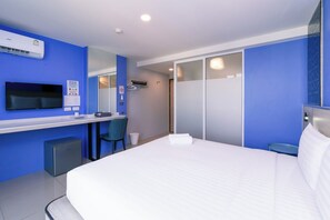 A hotel room with a bed, a desk, a chair, a television, and a wardrobe. - One Budget Hotel Chiang Rai Airport (Chiang Rai)