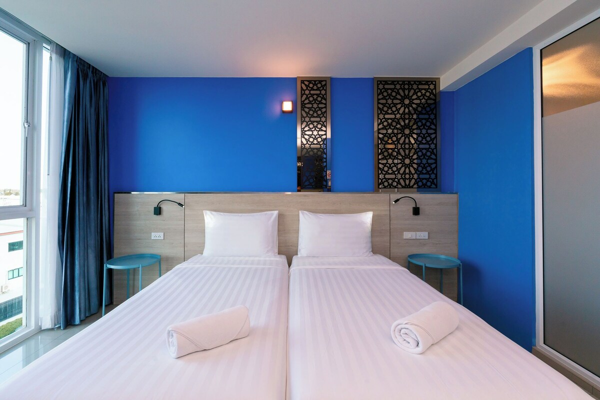 Espacio para trabajar con laptop, cortinas blackout y wifi gratis 