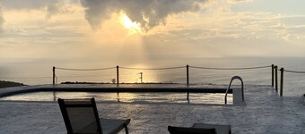 Authentic windmill villa , stunning sea view , live sunrise near the Shipwreck.