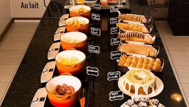 Un mostrador de buffet con diferentes alimentos y una estación de café.