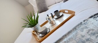 Large 5 Bed House / Wolverhampton + Parking