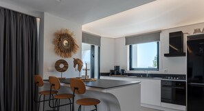Apartamento luxo | Cozinha privada | Geladeira, fogão, cooktop, máquina de café expresso