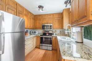 Jääkaappi, mikroaaltouuni, uuni, liesi