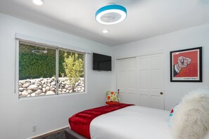 4 bedrooms, desk, iron/ironing board, free WiFi - Paradise Splash at Little Tuscany – Luxe Pool Retreat (Palm Springs)