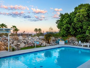 A heated pool - Paradise Splash at Little Tuscany – Luxe Pool Retreat (Palm Springs)