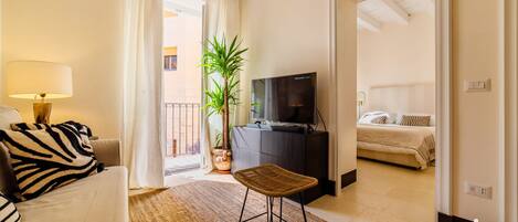 Appartement Deluxe, 1 chambre, vue ville | Coin séjour | Télévision à écran plat