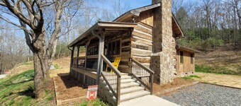 1870 Farmhouse with modern amenities - Fire Pit - Picnic Area - Farm View