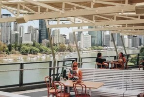 Outdoor dining - Resort Living < 10mins CBD ~ 2Bed / 2Bath / 1Car (Kangaroo Point)