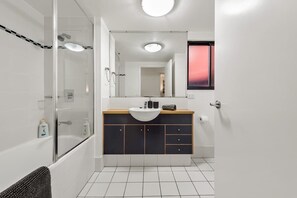 Combined shower/bathtub, hair dryer, towels, soap - Resort Living < 10mins CBD ~ 2Bed / 2Bath / 1Car (Kangaroo Point)