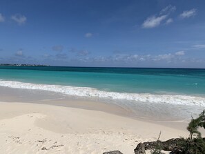 بالقرب من الشاطئ، كراسي للتشمس، مناشف للشاطئ