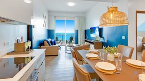 Una cucina moderna con zona pranzo, un'ampia finestra vista panoramica e un tavolo imbandito per quattro persone.