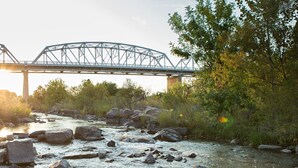 Property grounds - Charming Historic lodging on the outer banks of the Llano River (Llano)