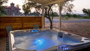 Outdoor spa tub - Charming Historic lodging on the outer banks of the Llano River (Llano)