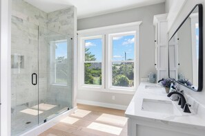 Badewanne, Haartrockner, Handtücher, Seife