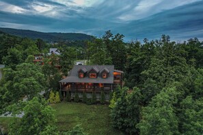 Exterior - Gas Firepit w seating and Views Game Room Pool table Hot Tub Free Attractions (Sevierville)