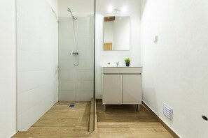Douche, sèche-cheveux, serviettes fournies
