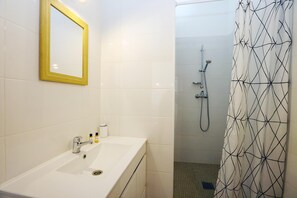 Douche, séchoir à cheveux, serviettes fournies