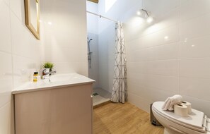 Douche, sèche-cheveux, serviettes fournies