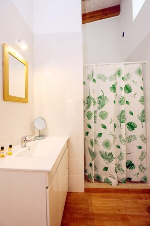 Bathroom - I - Apartment 3 in St. Johns Countryside Getaway (Lagos)