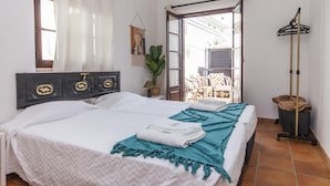 Unclassified image, 2 of 25, button - J - Bedroom 1 in Casa do Farol (Lagos)