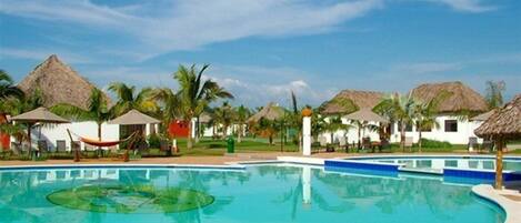 Una piscina al aire libre