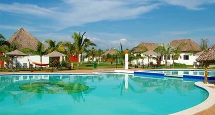 Las Hojas Resort and Beach Club