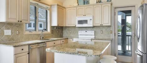 Kjøleskap, mikrobølgeovn, ovn og kokeplater