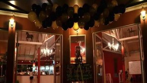 A spacious interior with high ceilings, chandeliers, and a central area with a counter. - Beer Hotel Iguazu Hostel (Puerto Iguazú)