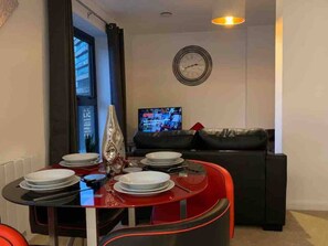 Apartment | Living area | 30-inch TV with digital channels - Cozy Urban Apartment in Wolverhampton (Wolverhampton)