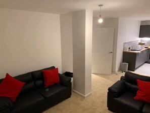 Apartment | Wohnzimmer | 30-Zoll-Fernseher mit Digitalempfang