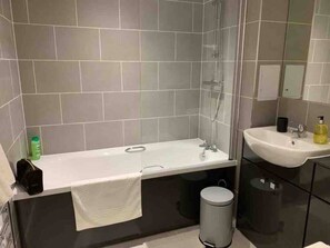 Apartamento | Banheiro | Chuveiro, toalhas de banho