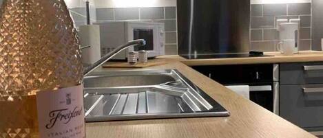 Căn hộ | Bếp riêng | Tủ lạnh, lò vi sóng, lò nướng, bếp nấu