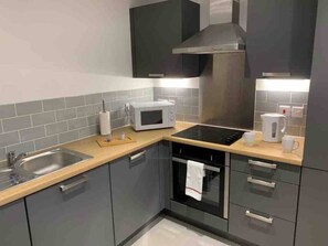 Apartment | Private kitchen | Fridge, microwave, oven, stovetop - Cozy Urban Apartment in Wolverhampton (Wolverhampton)