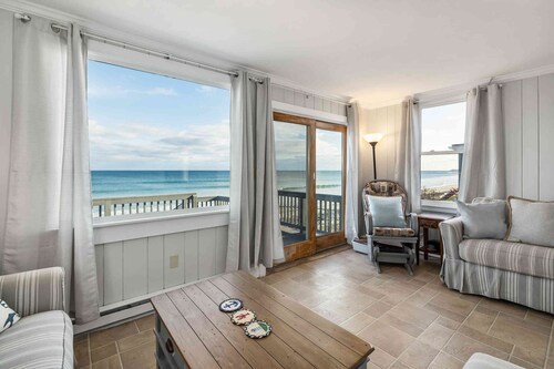 STUNNING BEACHFRONT HOME:AMAZING OCEAN VIEWS-BEACH ACCESS & OCEANFRONT DECK