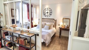 Una camera da letto con un letto grande, comodini, una libreria e una sveglia a muro.