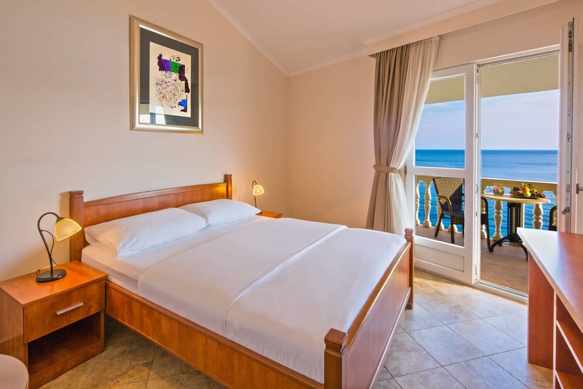 Deluxe Apartment | Egyptian cotton sheets, premium bedding, in-room safe, desk