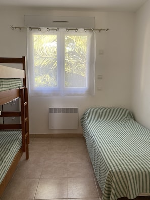 3 chambres, fer et planche Ă repasser