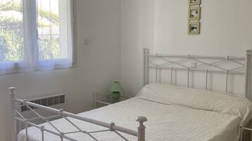 3 chambres, fer et planche Ă repasser